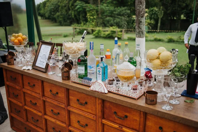 Evento ao ar livre — bar rústico em madeira