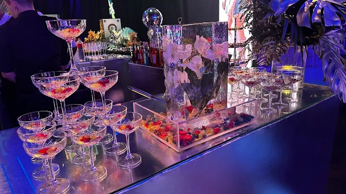 Bar capitonê com LED — noites premium