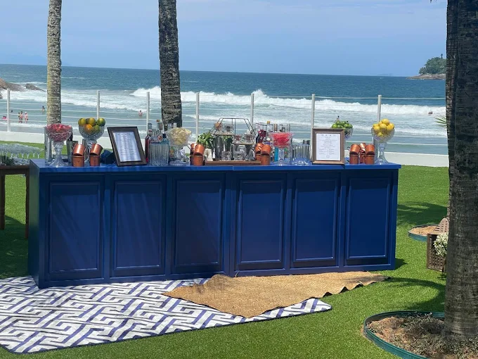 Casamento na praia — bar navy e canecas cobre
