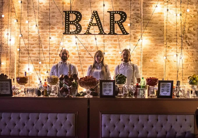 Casamento em salão — bar circular iluminado